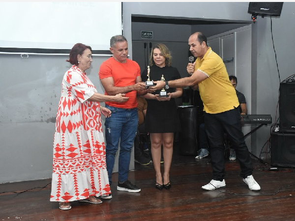 Prefeitura entrega certificados de cursos de arte e esportes